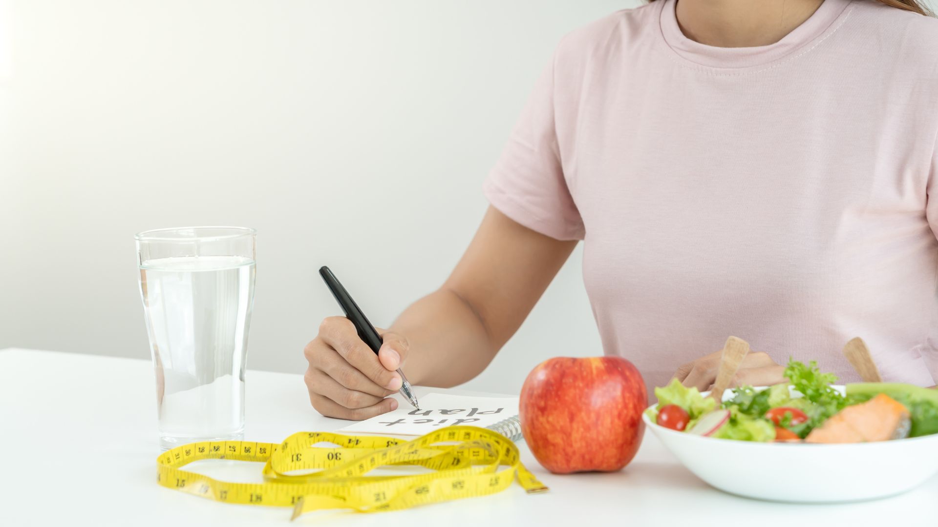 食卓で模写をしている女性