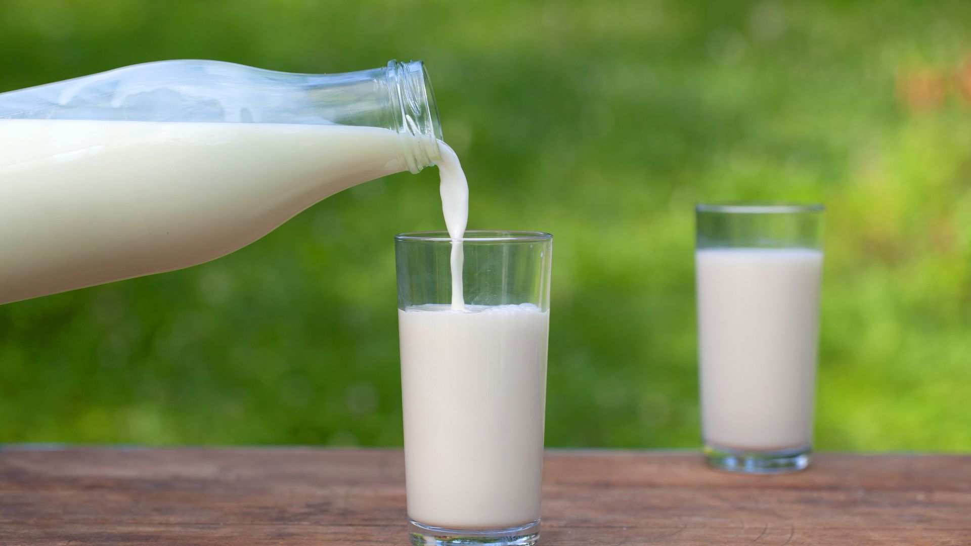 牛乳をグラスに入れている写真